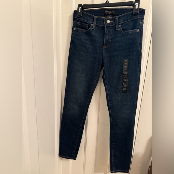 Cute 25Petite Banana mid-rise skinny fit jeans! - Picture 2 of 4